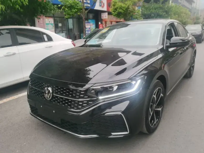 2025 Volkswagen Passat 2.0T 220HP L4 7DCT