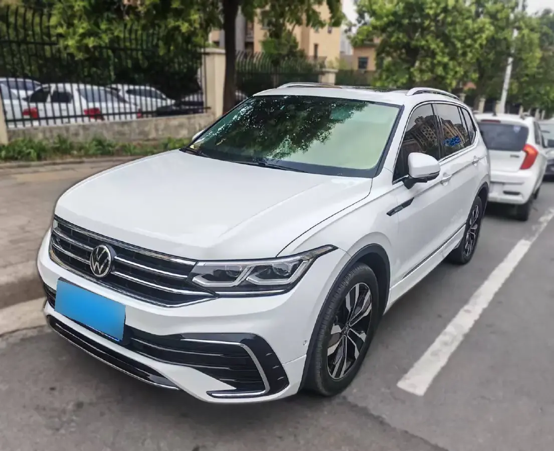 2023 Volkswagen Tiguan L 2.0T 220HP L4 7DCT