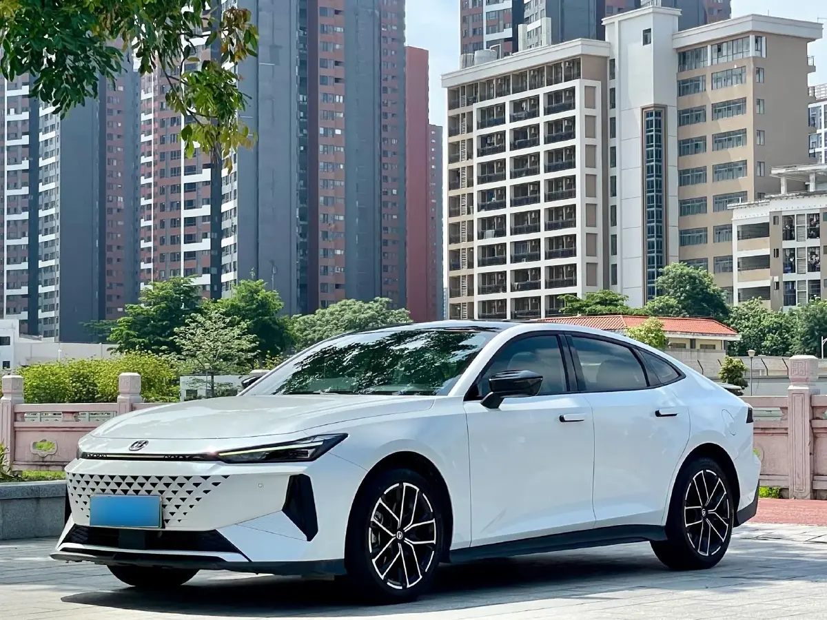 2024 ChangAn UNI-V iDD 1.5L 110HP L4 E-CVT PHEV 18.99KWH