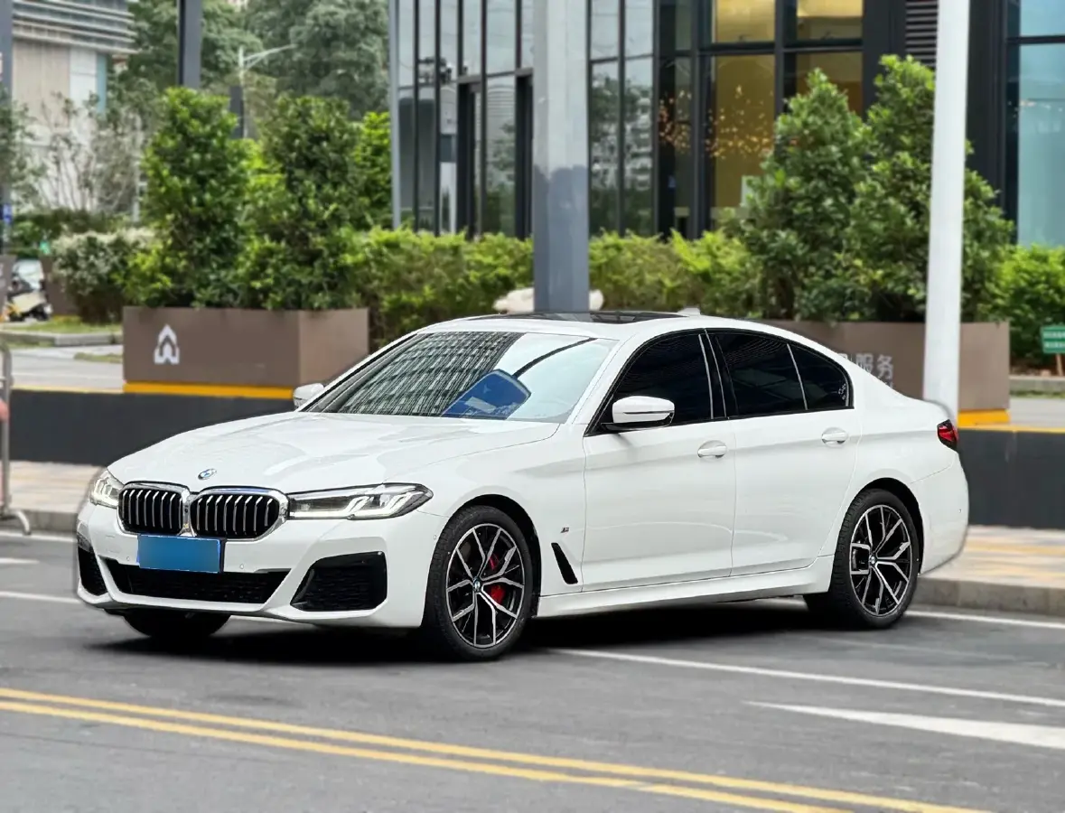 2022 BMW 5 Series 3.0T 340HP L6 8AT