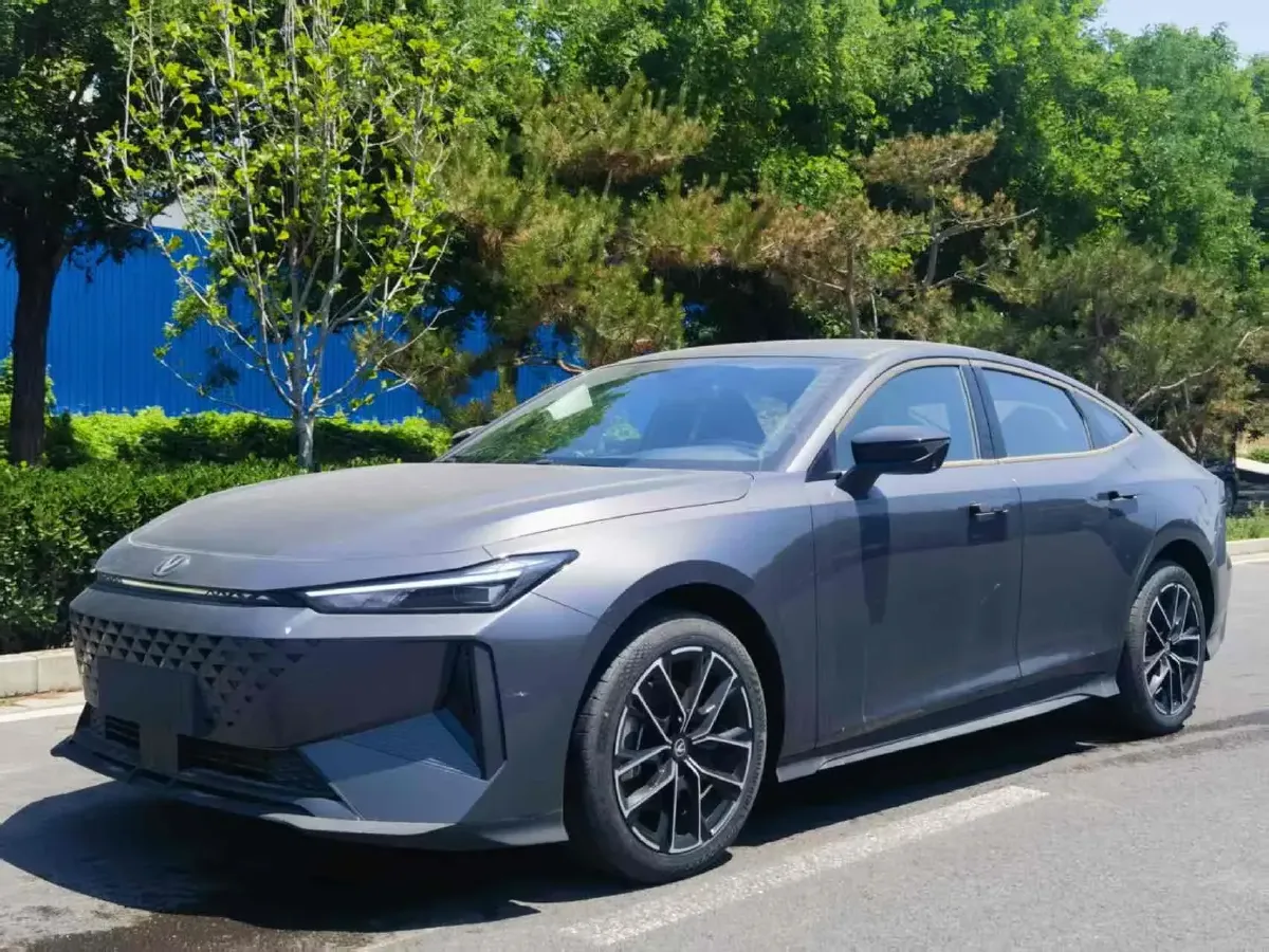 2024 ChangAn UNI-V iDD 1.5L 110HP L4 E-CVT PHEV 18.99KWH,autocango,china used car exporter,china ev exporter,chinese used car exporter,chinese used ev exporter