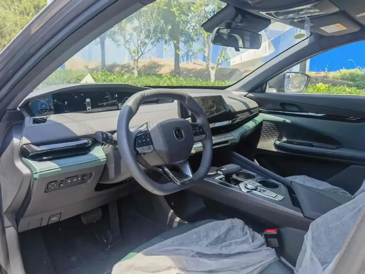 2024 ChangAn UNI-V iDD 1.5L 110HP L4 E-CVT PHEV 18.99KWH,autocango,china used car exporter,china ev exporter,chinese used car exporter,chinese used ev exporter