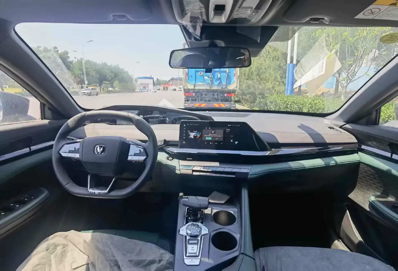 2024 ChangAn UNI-V iDD 1.5L 110HP L4 E-CVT PHEV 18.99KWH,autocango,china used car exporter,china ev exporter,chinese used car exporter,chinese used ev exporter