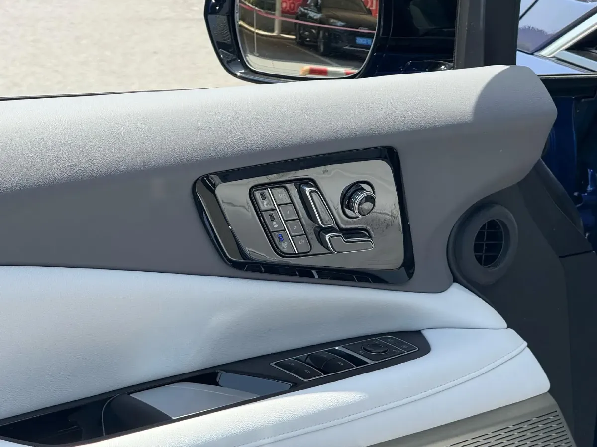 2024 Cadillac OPTIQ BEV 68.4KWH,autocango,china used car exporter,china ev exporter,chinese used car exporter,chinese used ev exporter