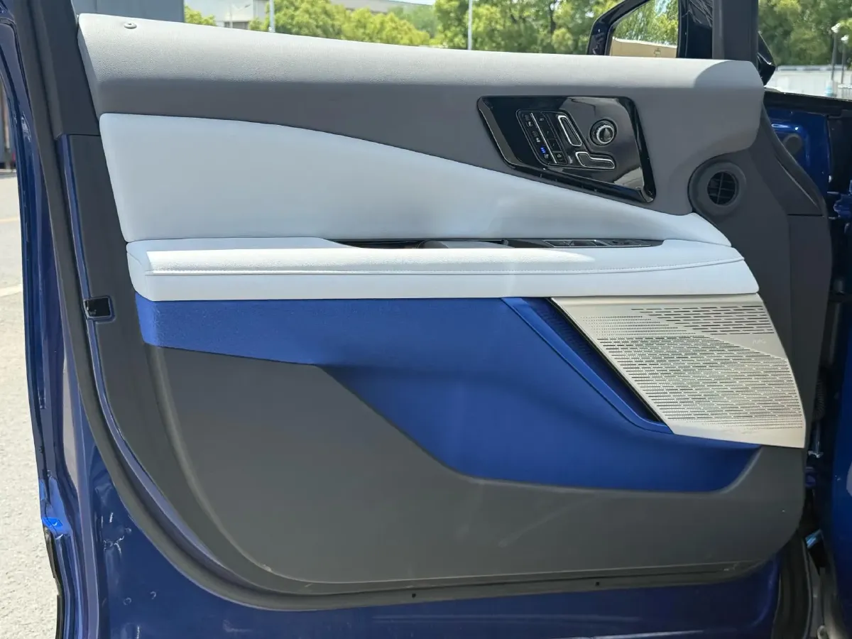 2024 Cadillac OPTIQ BEV 68.4KWH,autocango,china used car exporter,china ev exporter,chinese used car exporter,chinese used ev exporter