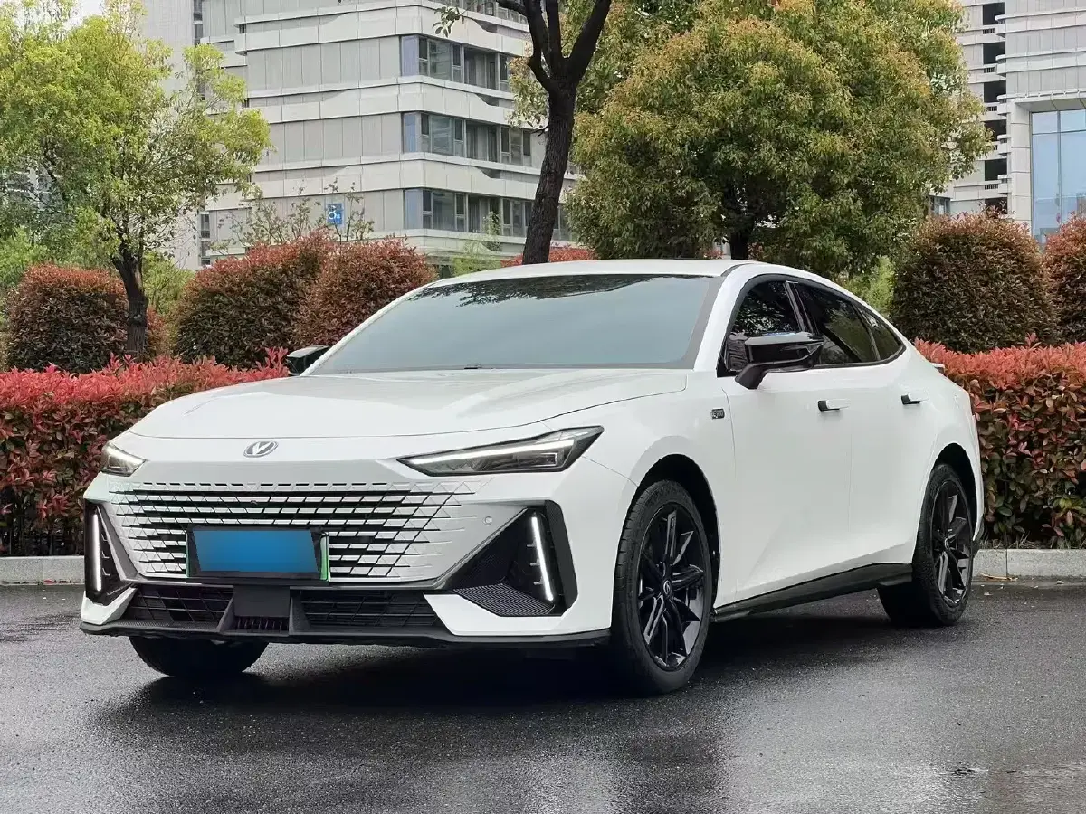 2023 ChangAn UNI-V iDD 1.5T 170HP L4 6TCT PHEV 18.4KWH 2023 ChangAn UNI-V iDD 1.5T 170HP L4 6TCT PHEV 18.4KWH