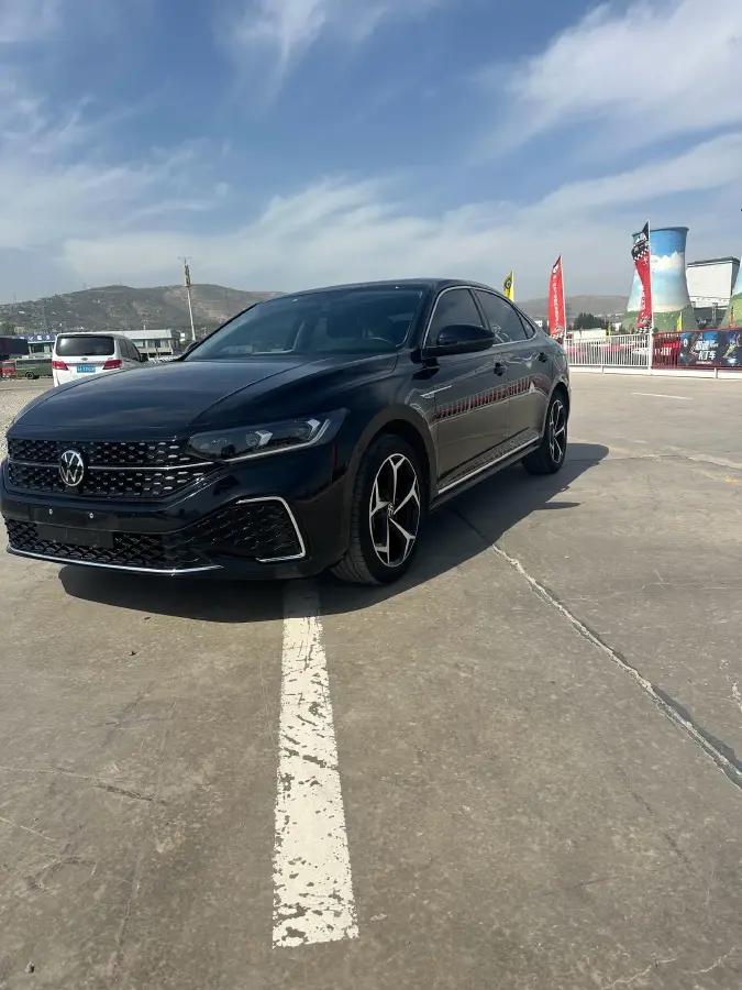 2023 Volkswagen Passat 2.0T 186HP L4 7DCT