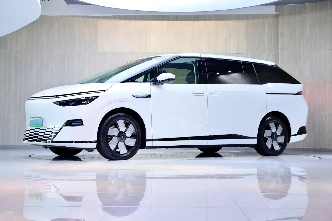 2024 Xpeng X9 BEV 101.5KWH