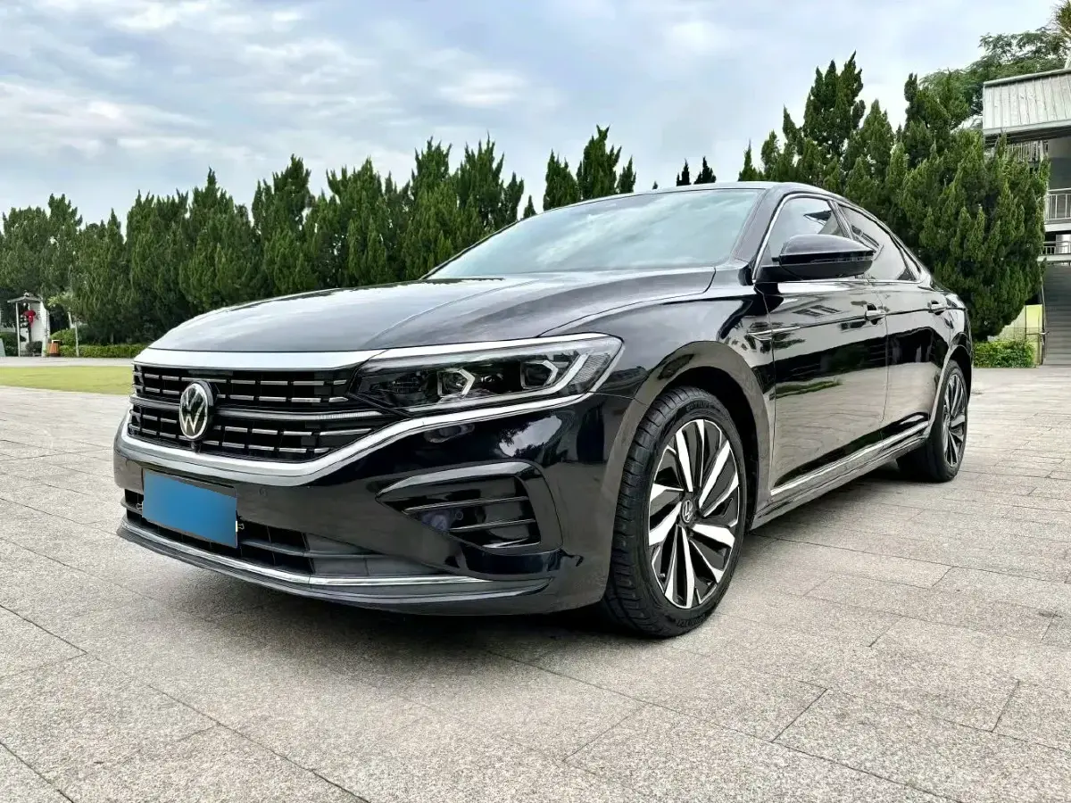 2023 Volkswagen Passat 2.0T 220HP L4 7DCT