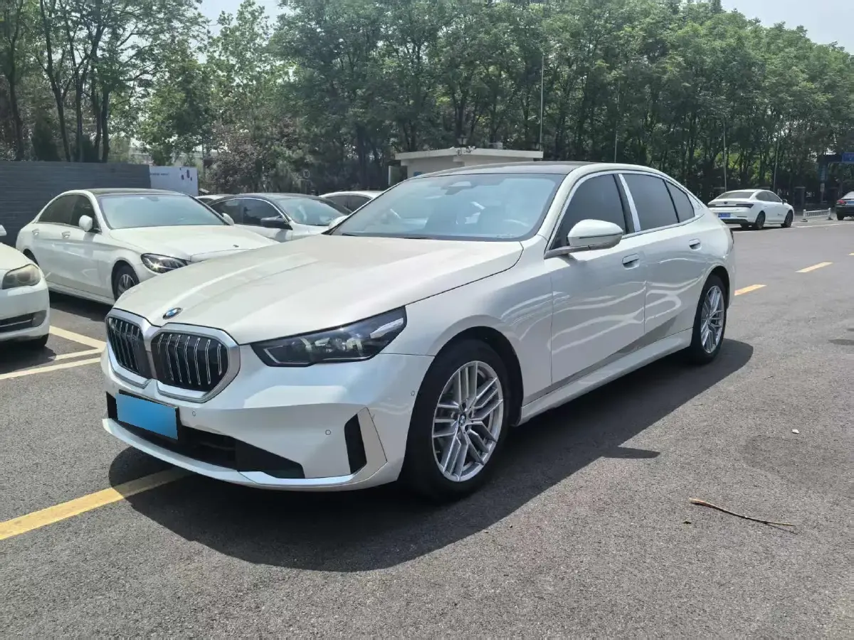 2024 BMW 5 Series 2.0T 190HP L4 8AT