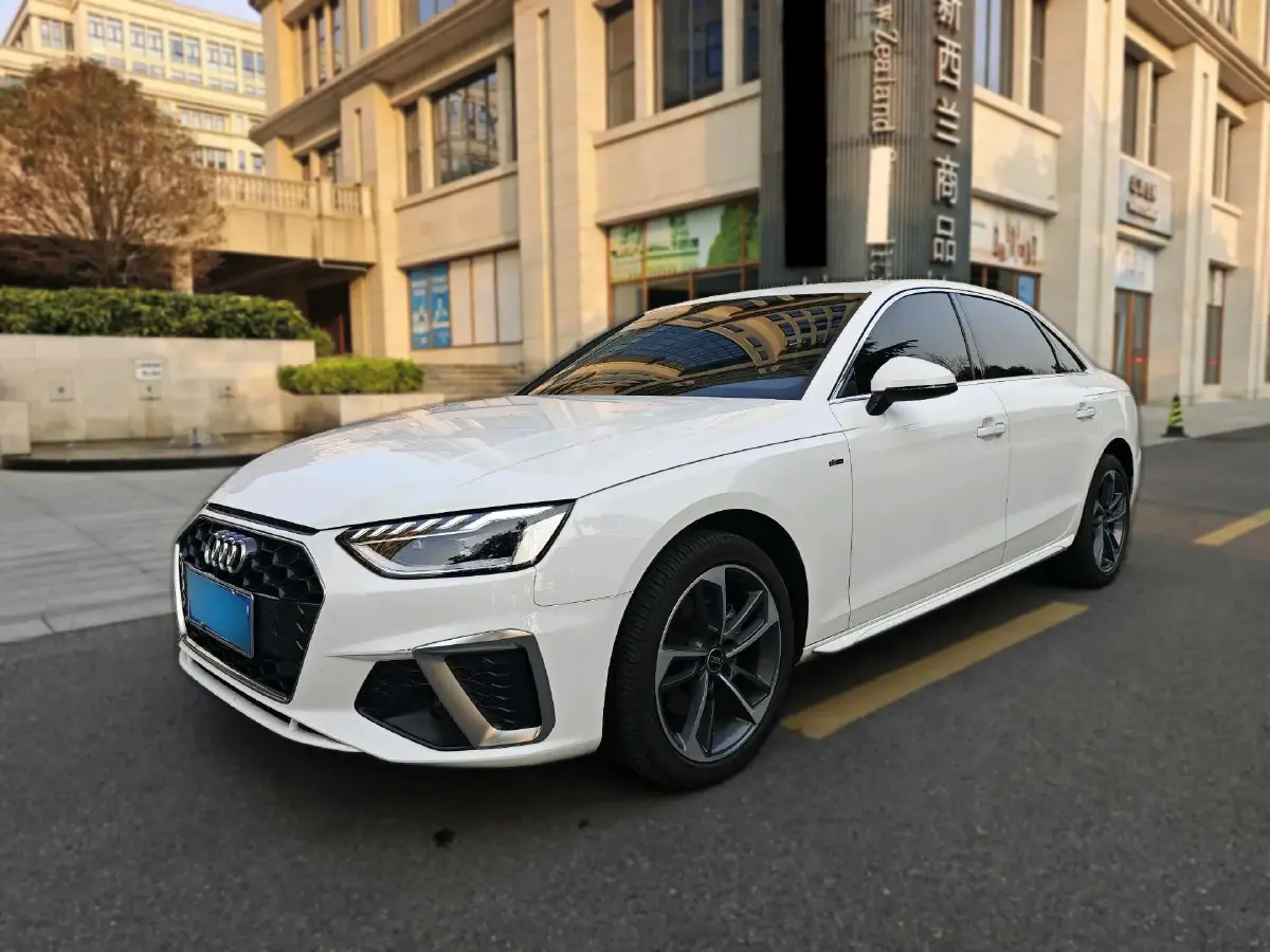 2022 Audi A4L 2.0T 190HP L4 7DCT