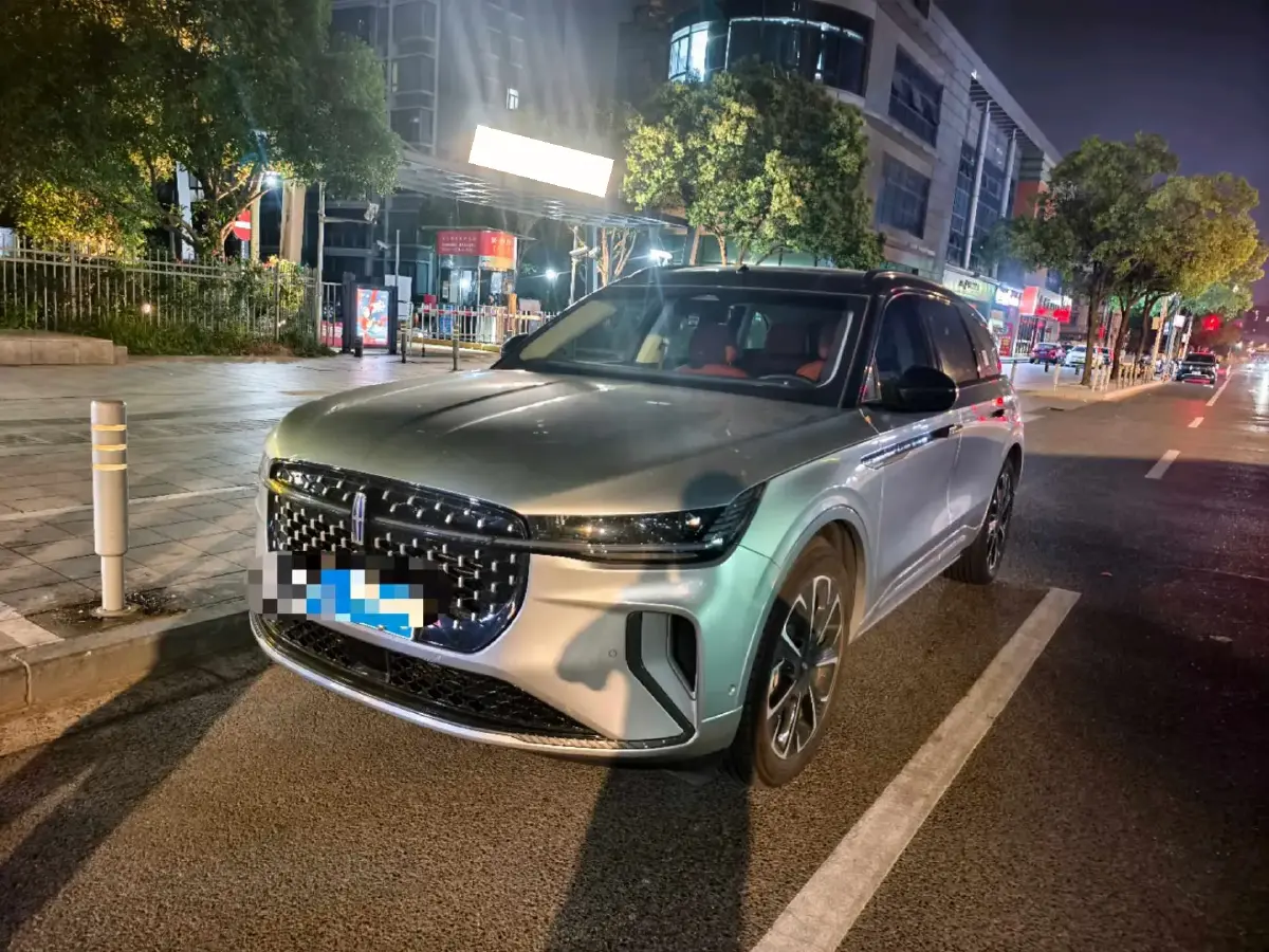 2025 Lincoln Nautilus 2.0T 261HP L4 8AT