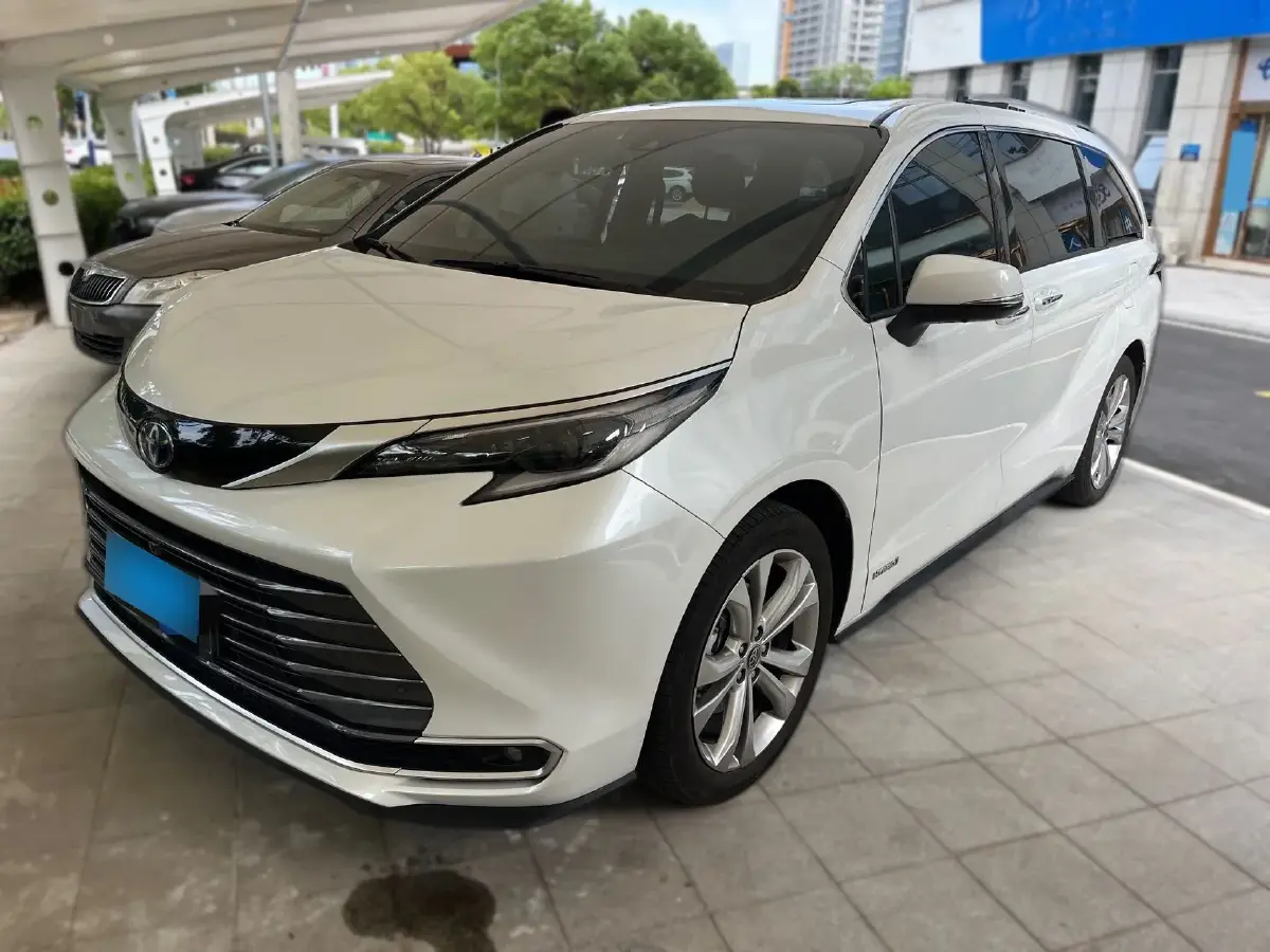 2023 Toyota Sienna 2.5L 189HP L4 E-CVT Hybrid