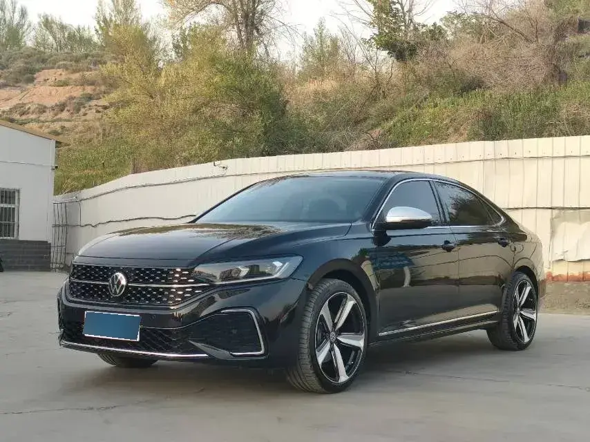 2024 Volkswagen Passat 2.0T 220HP L4 7DCT