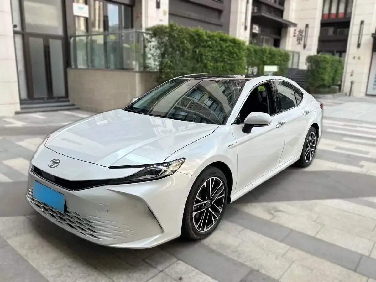 2024 Toyota Camry 2.0L 152HP L4 E-CVT Hybrid