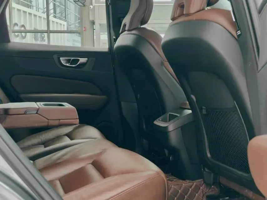 2020 Volvo XC60 2.0T 254HP L4 8AT,autocango,china used car exporter,china ev exporter,chinese used car exporter,chinese used ev exporter