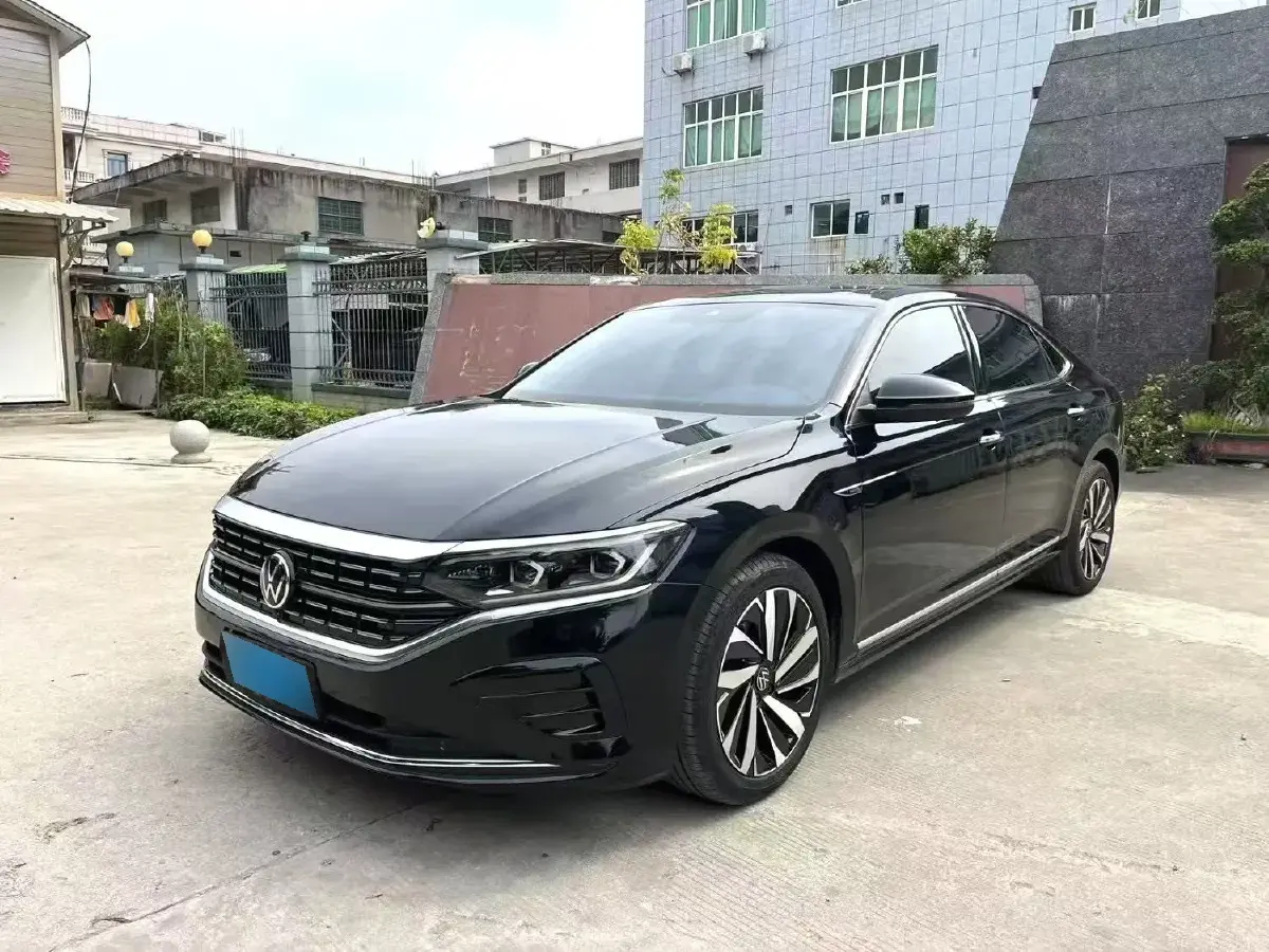 2023 Volkswagen Passat 2.0T 220HP L4 7DCT