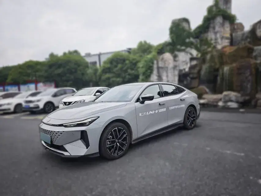2024 ChangAn UNI-V iDD 1.5L 110HP L4 E-CVT PHEV 18.99KWH