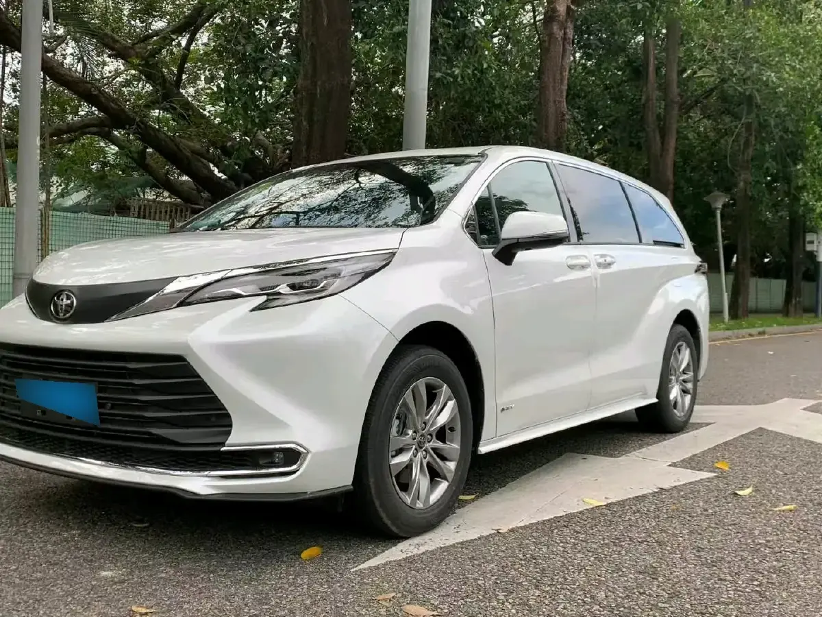 2024 Toyota Sienna 2.5L 189HP L4 E-CVT Hybrid