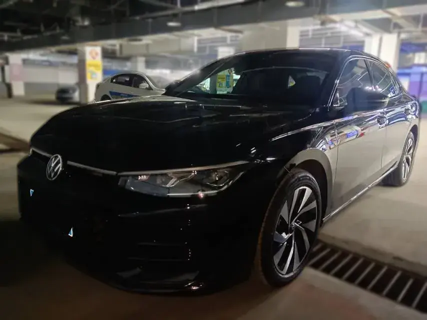 2025 Volkswagen Passat 2.0T 220HP L4 7DCT