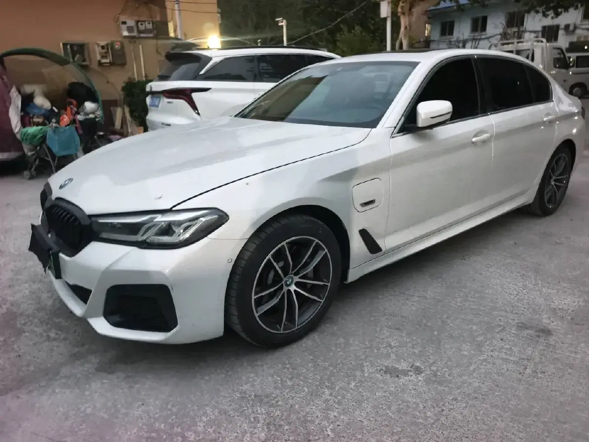 2022 BMW 5 Series 2.0T 184HP L4 8AT PHEV 17.7KWH