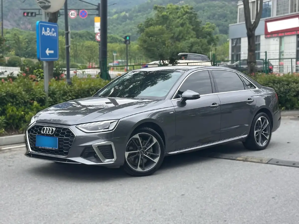 2022 Audi A4L 2.0T 190HP L4 7DCT