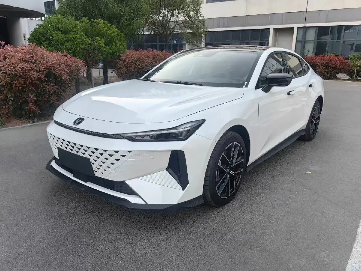 2024 ChangAn UNI-V iDD 1.5L 110HP L4 E-CVT PHEV 18.99KWH