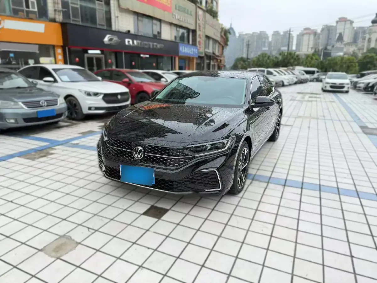 2024 Volkswagen Passat 2.0T 186HP L4 7DCT