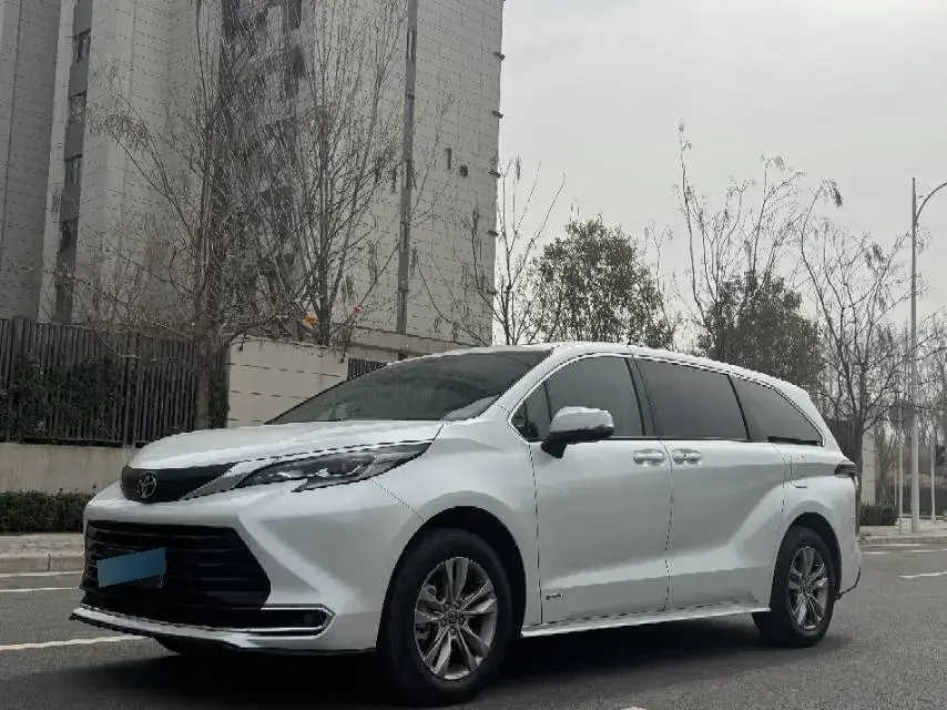 2024 Toyota Sienna 2.5L 189HP L4 E-CVT Hybrid