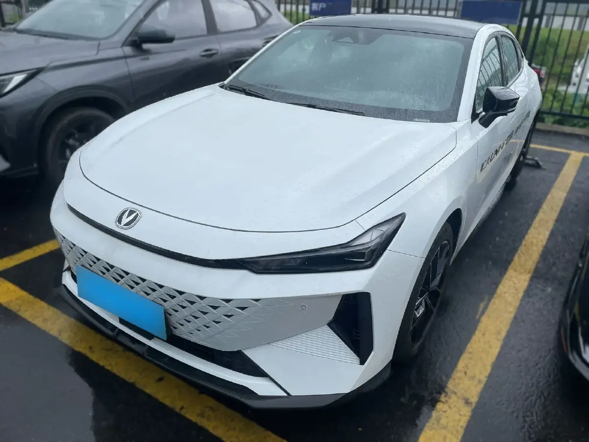 2024 ChangAn UNI-V iDD 1.5L 110HP L4 E-CVT PHEV 18.99KWH