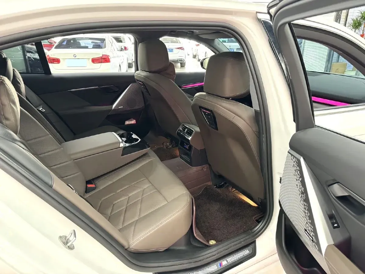 2024 BMW 5 Series 2.0T 258HP L4 8AT,autocango,china used car exporter,china ev exporter,chinese used car exporter,chinese used ev exporter