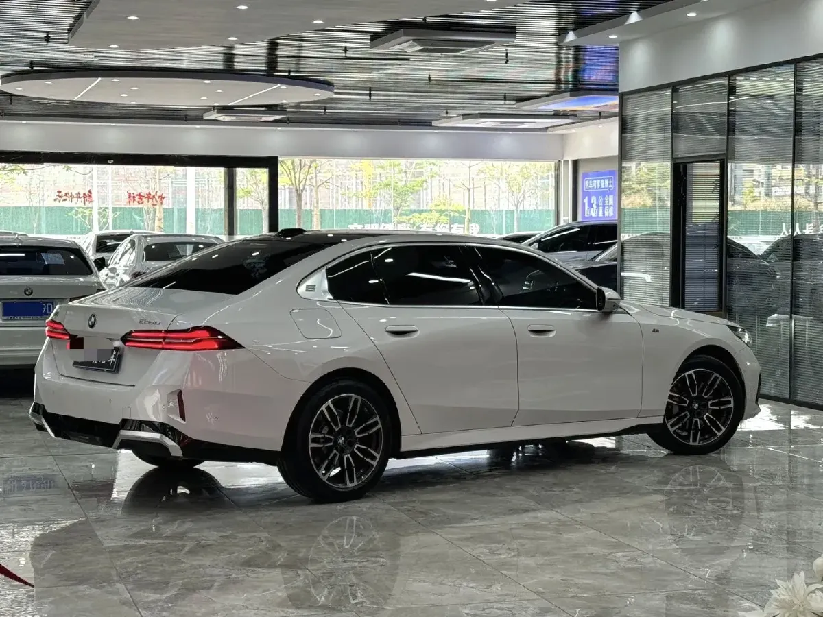 2024 BMW 5 Series 2.0T 258HP L4 8AT,autocango,china used car exporter,china ev exporter,chinese used car exporter,chinese used ev exporter