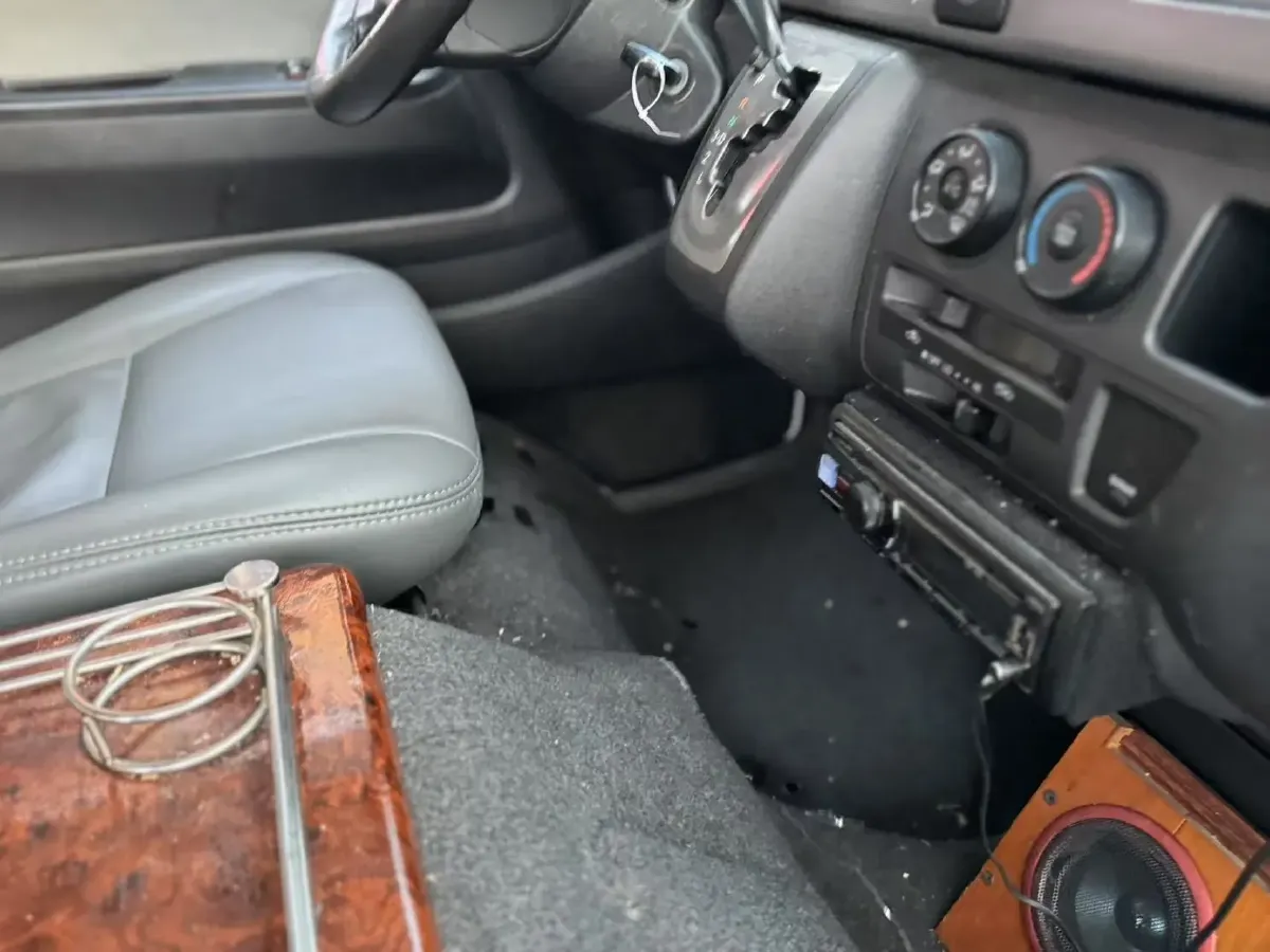 2011 Toyota Hiace 2.7L 154HP L4 4AT,autocango,china used car exporter,china ev exporter,chinese used car exporter,chinese used ev exporter