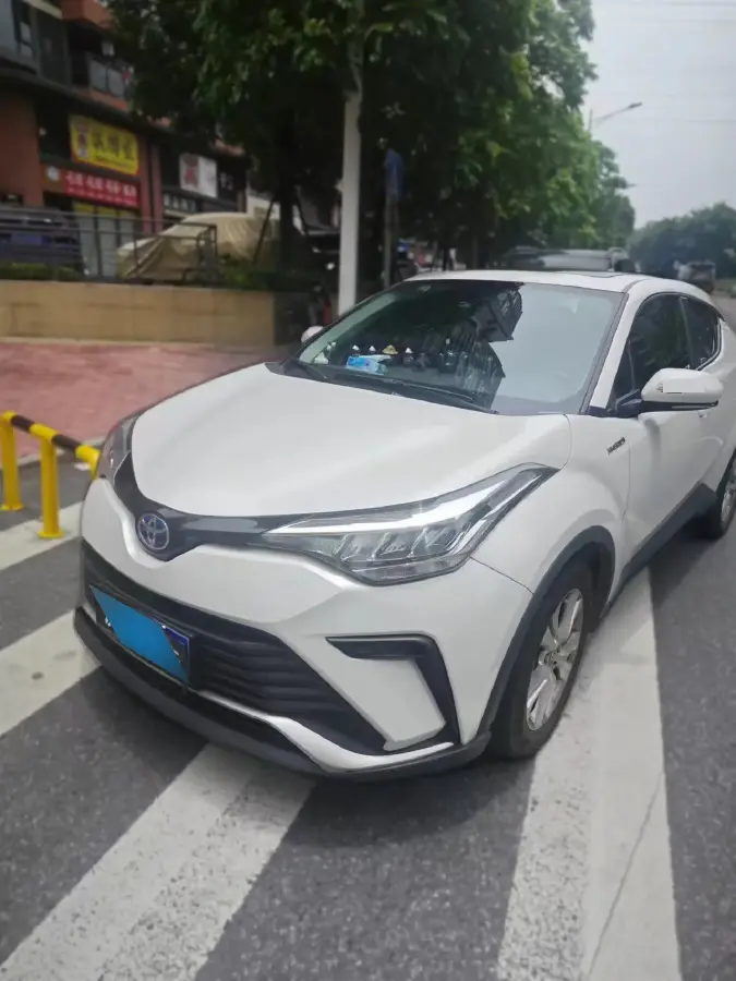 2022 Toyota C-HR 2.0L 146HP L4 E-CVT Hybrid