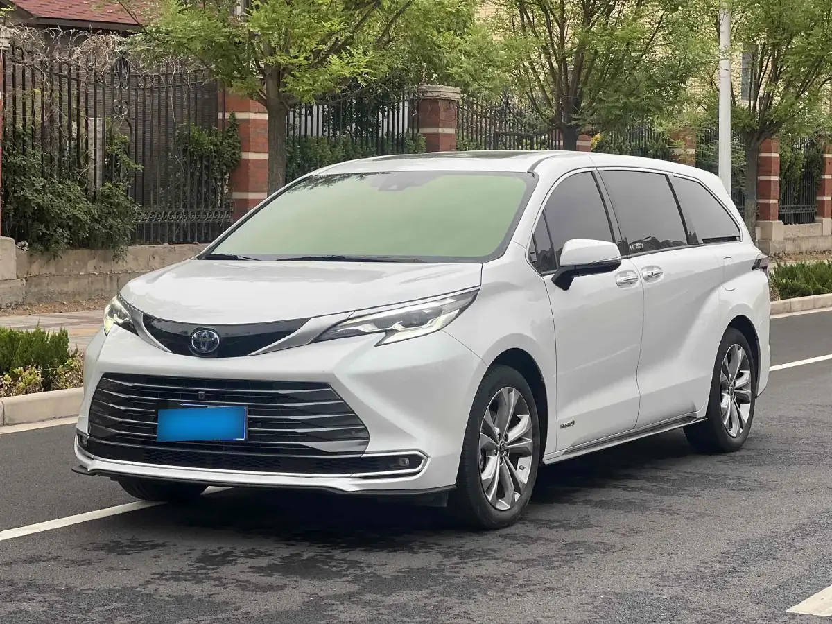 2023 Toyota Sienna 2.5L 189HP L4 E-CVT Hybrid