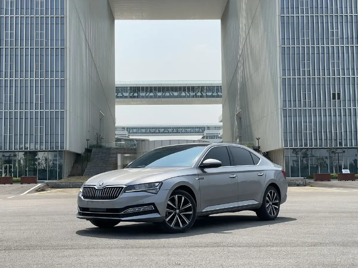 2025 Skoda Superb 2.0T 186HP L4 7DCT