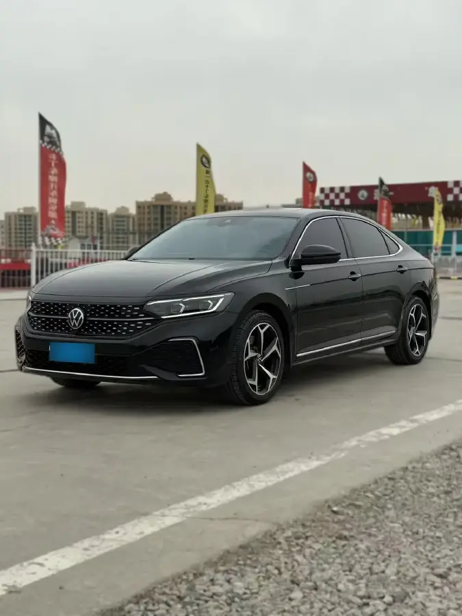 2023 Volkswagen Passat 2.0T 186HP L4 7DCT