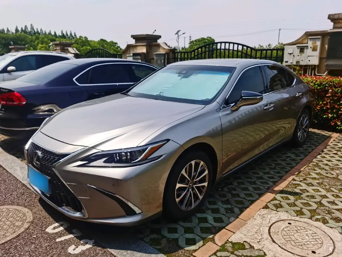 2021 Lexus ES 2.5L 178HP L4 E-CVT Hybrid