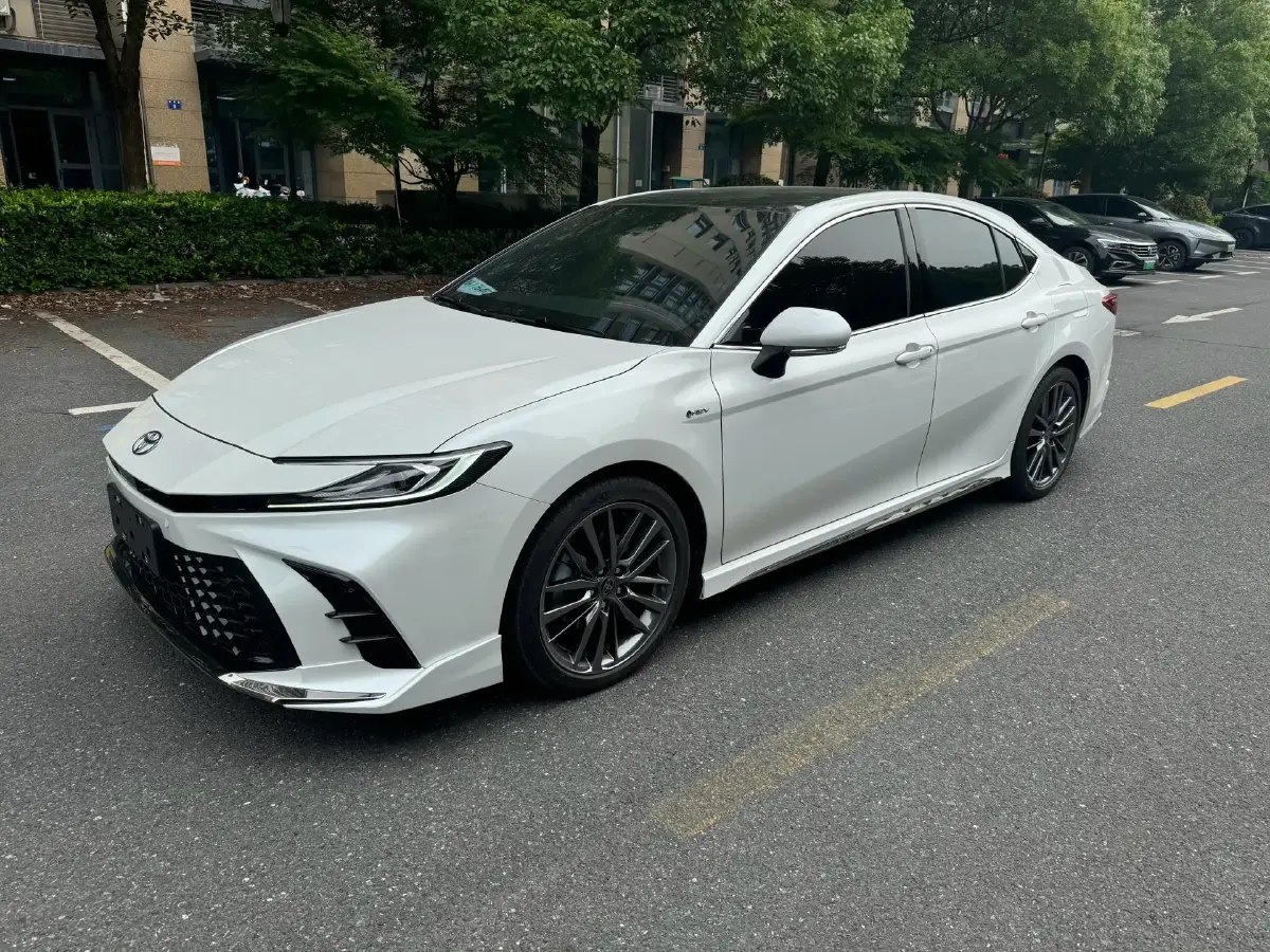 2024 Toyota Camry 2.0L 152HP L4 E-CVT Hybrid