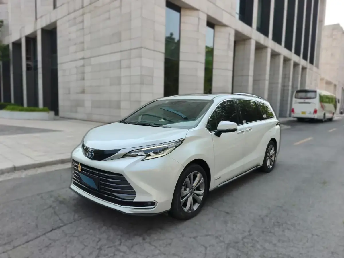 2023 Toyota Sienna 2.5L 189HP L4 E-CVT Hybrid