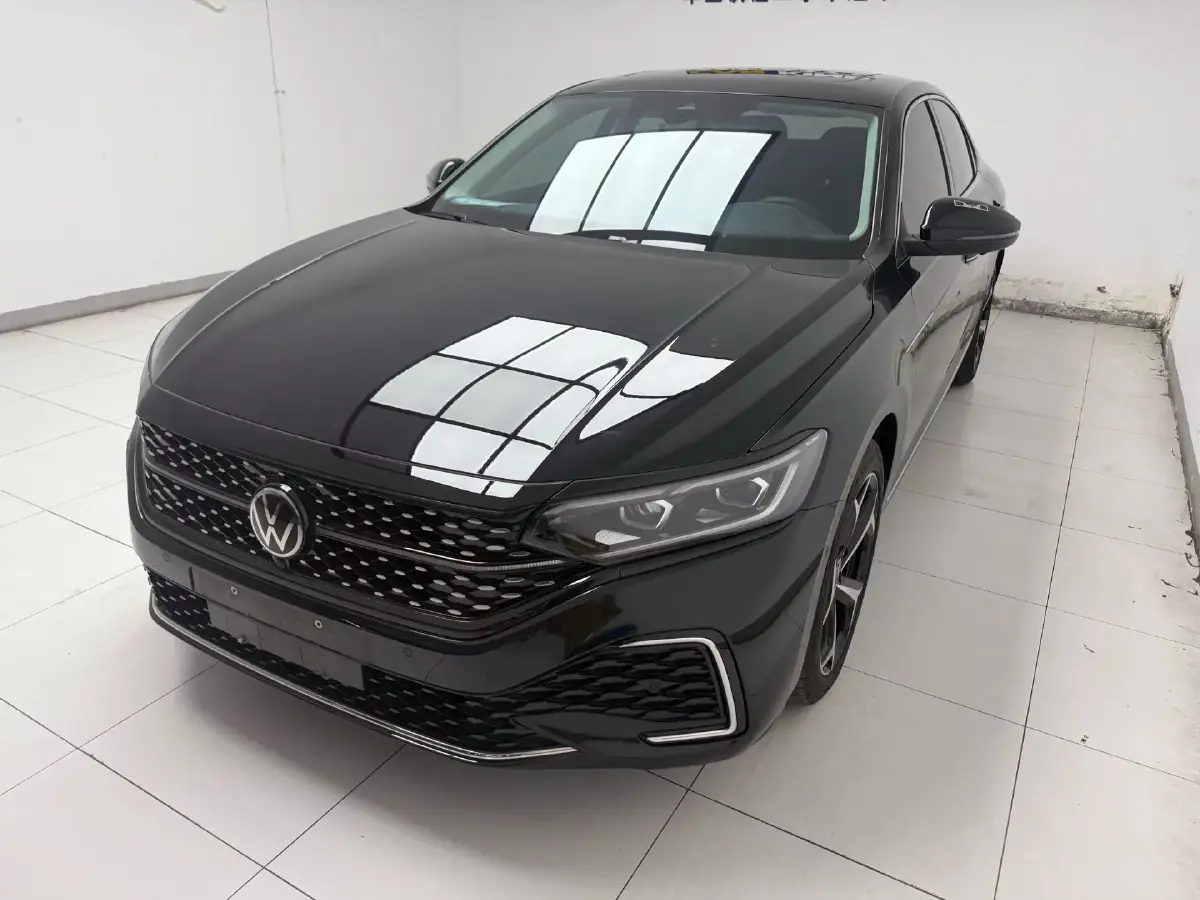 2024 Volkswagen Passat 2.0T 220HP L4 7DCT