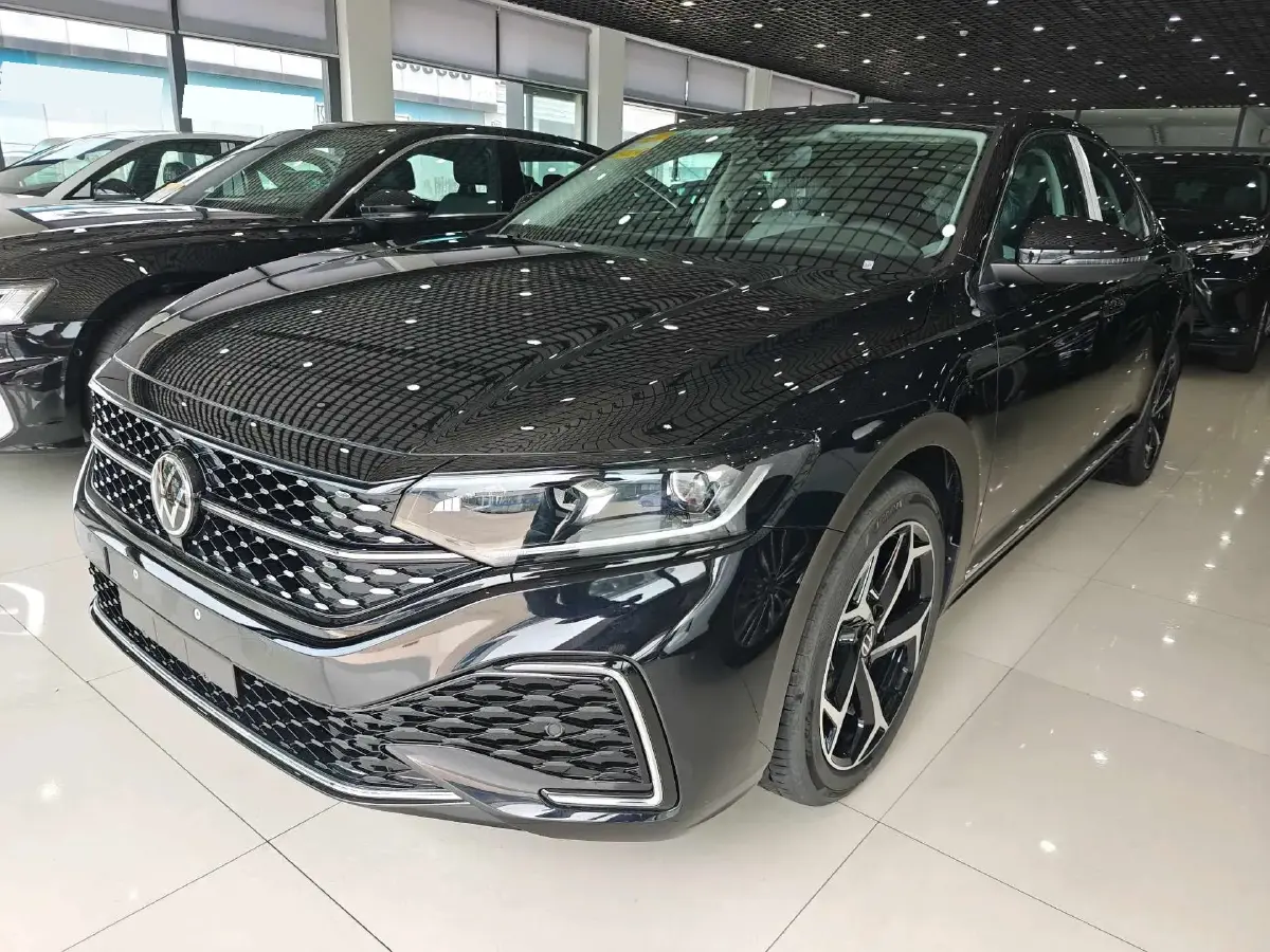 2025 Volkswagen Passat 2.0T 186HP L4 7DCT