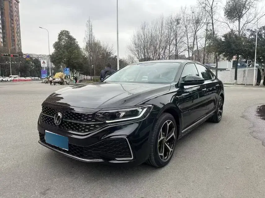 2025 Volkswagen Passat 2.0T 220HP L4 7DCT