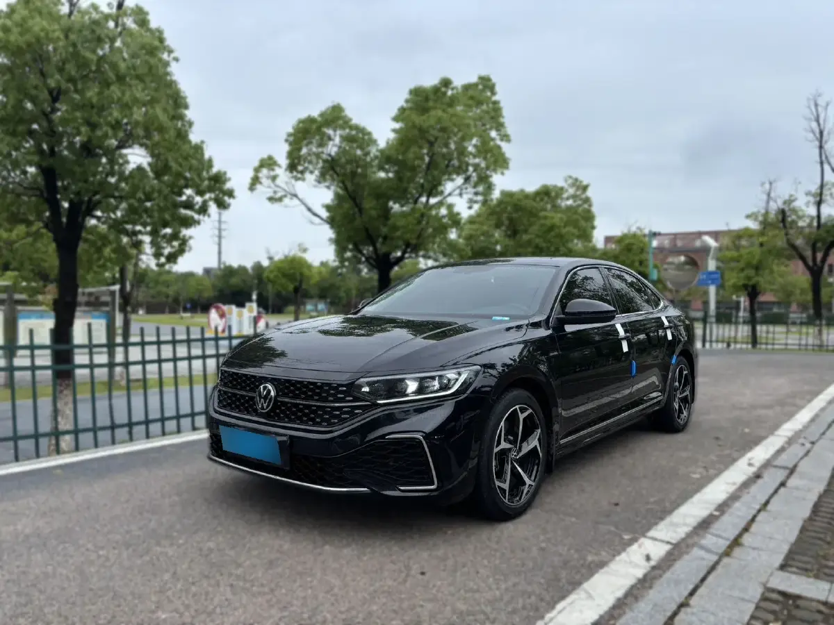 2024 Volkswagen Passat 2.0T 220HP L4 7DCT