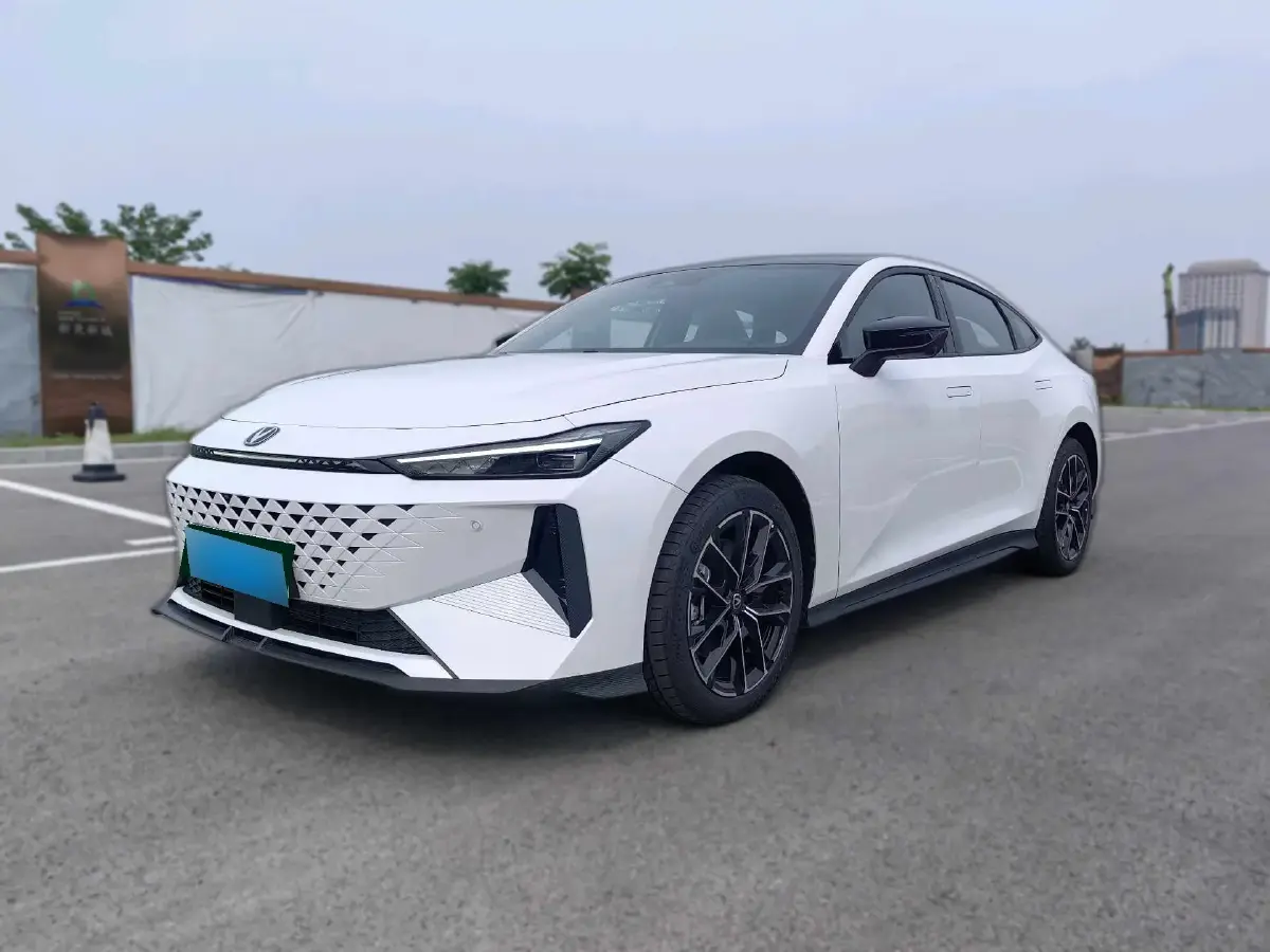 2024 ChangAn UNI-V iDD 1.5L 110HP L4 E-CVT PHEV 18.99KWH