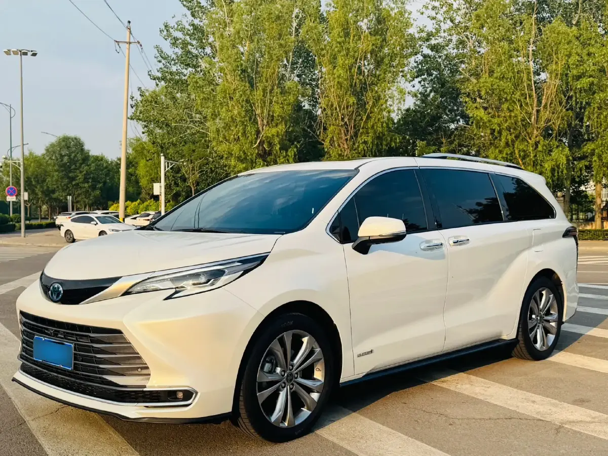 2023 Toyota Sienna 2.5L 189HP L4 E-CVT Hybrid