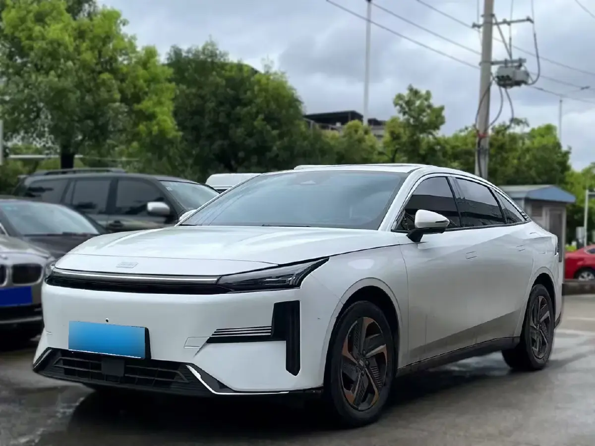 2024 Geely Galaxy L6 1.5T 163HP L4 3DHT PHEV