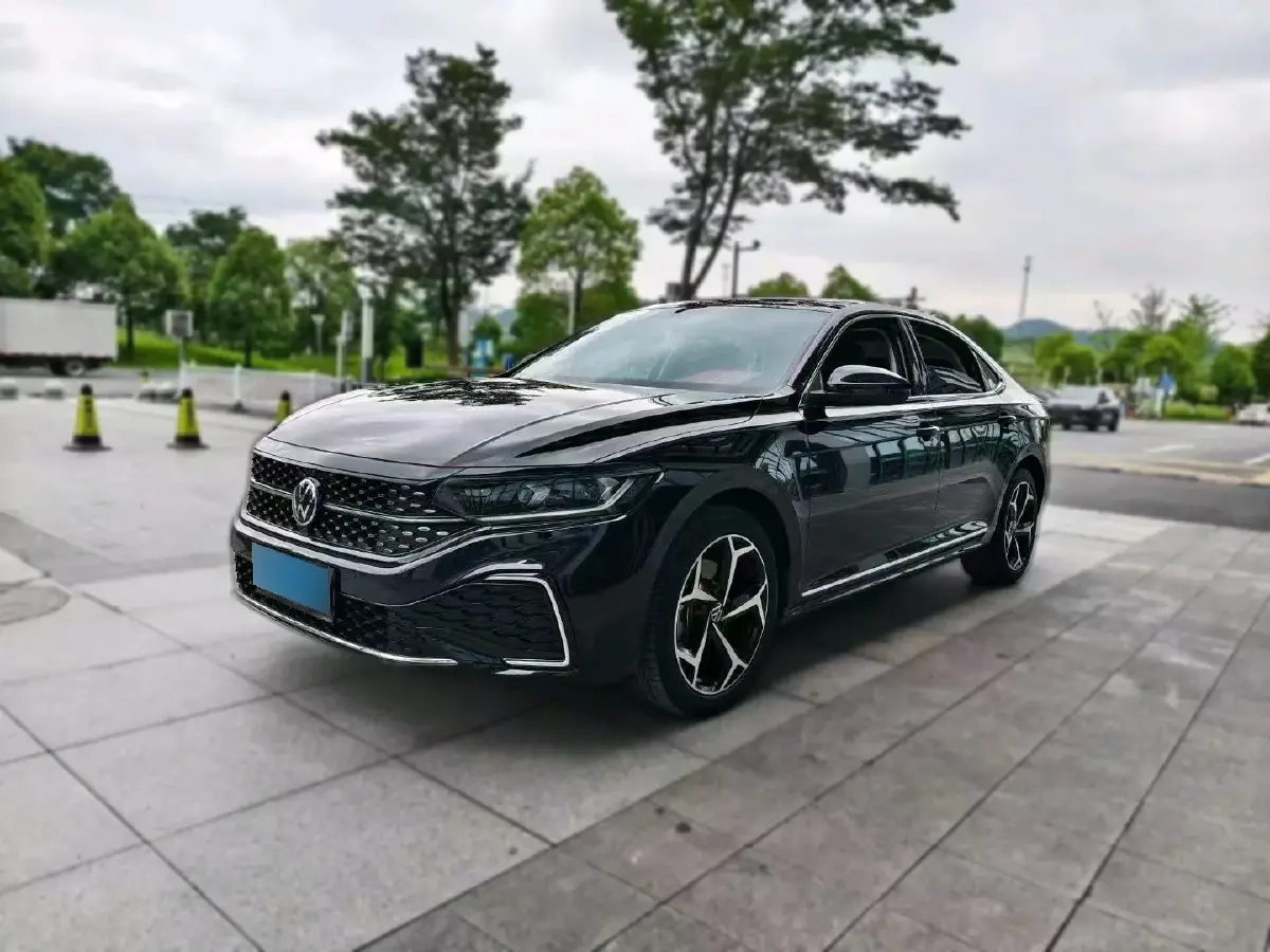 2024 Volkswagen Passat 2.0T 186HP L4 7DCT