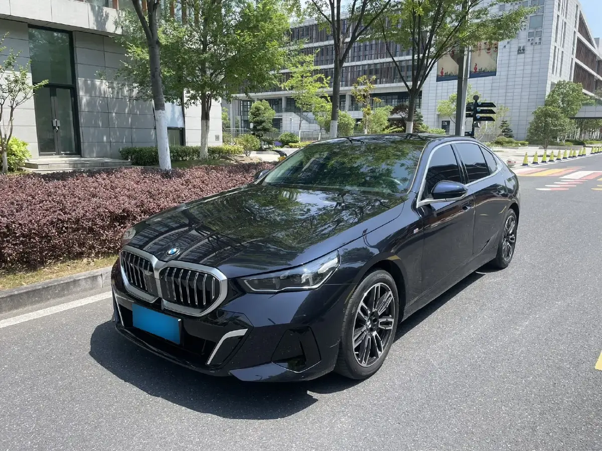 2024 BMW 5 Series 2.0T 258HP L4 8AT