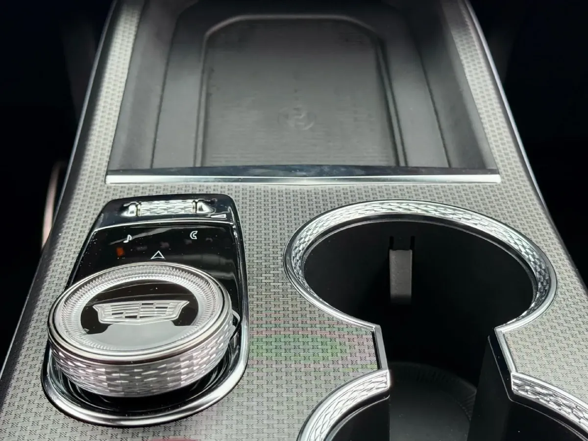 2025 Cadillac XT5 2.0T 237HP L4 9AT,autocango,china used car exporter,china ev exporter,chinese used car exporter,chinese used ev exporter